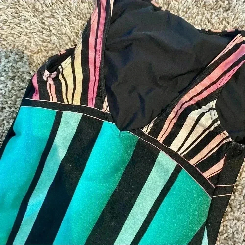 One piece swimsuit - Picture 2 of 3